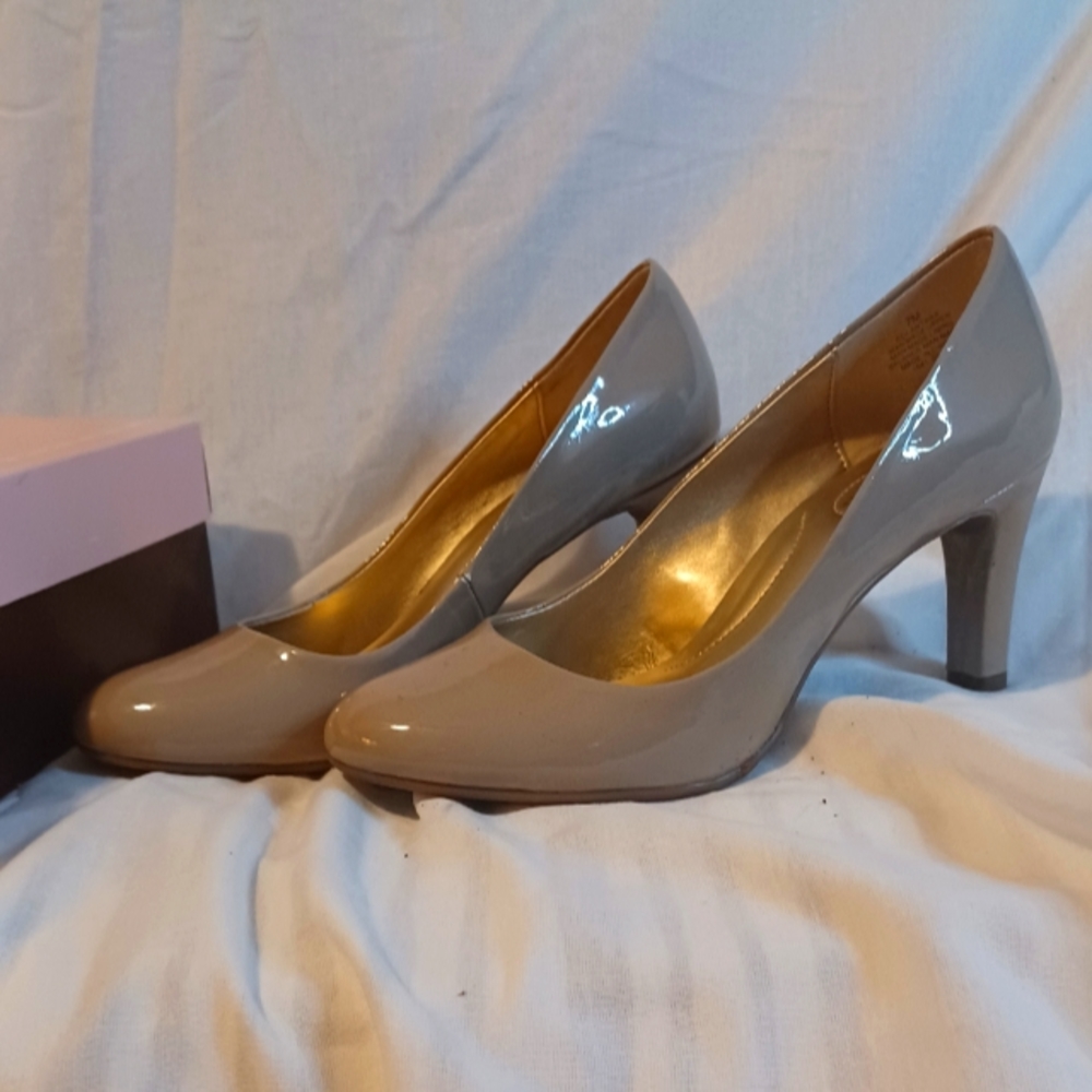 Bandolino 7M Beige Patten Heel